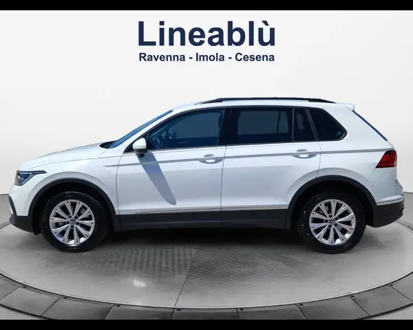 Volkswagen Tiguan view 2