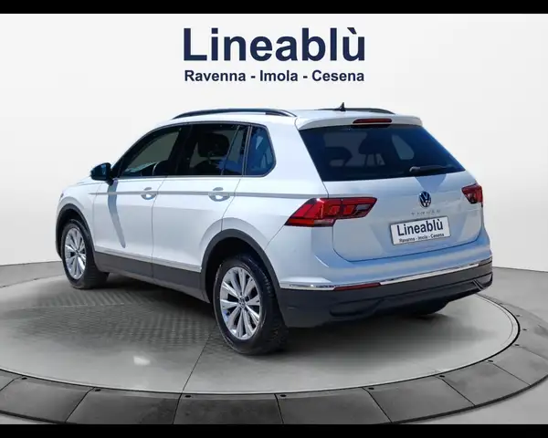 Volkswagen Tiguan view 3