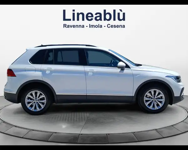 Volkswagen Tiguan view 6