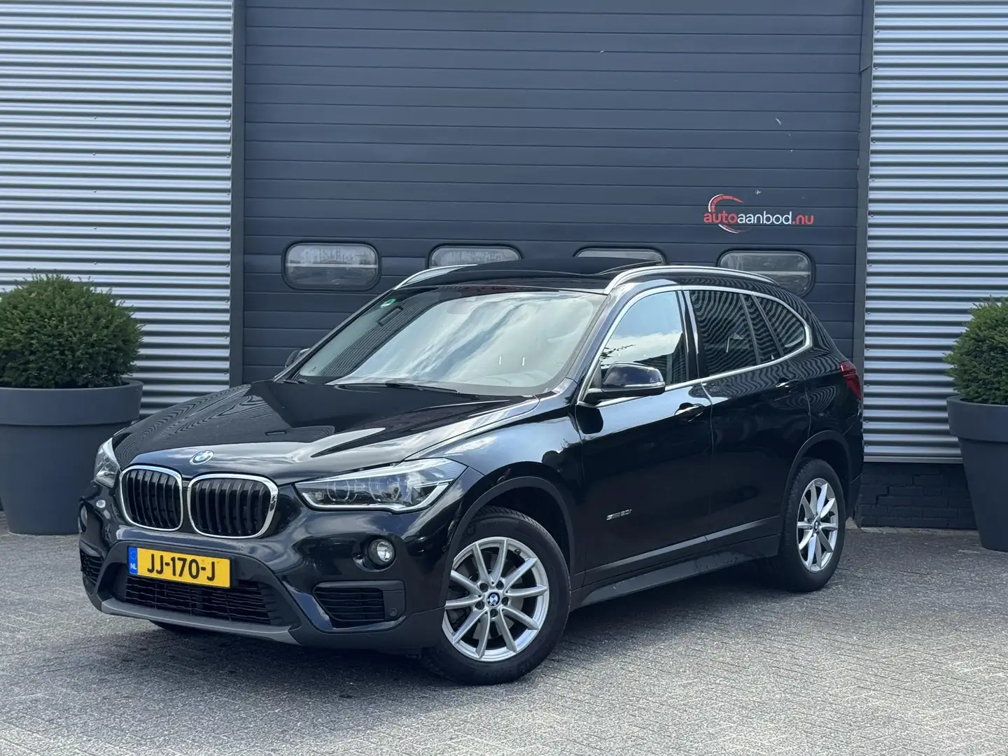 BMW X1 sDrive20i Centennial Executive | Panoramadak | Nav Zwart - 1
