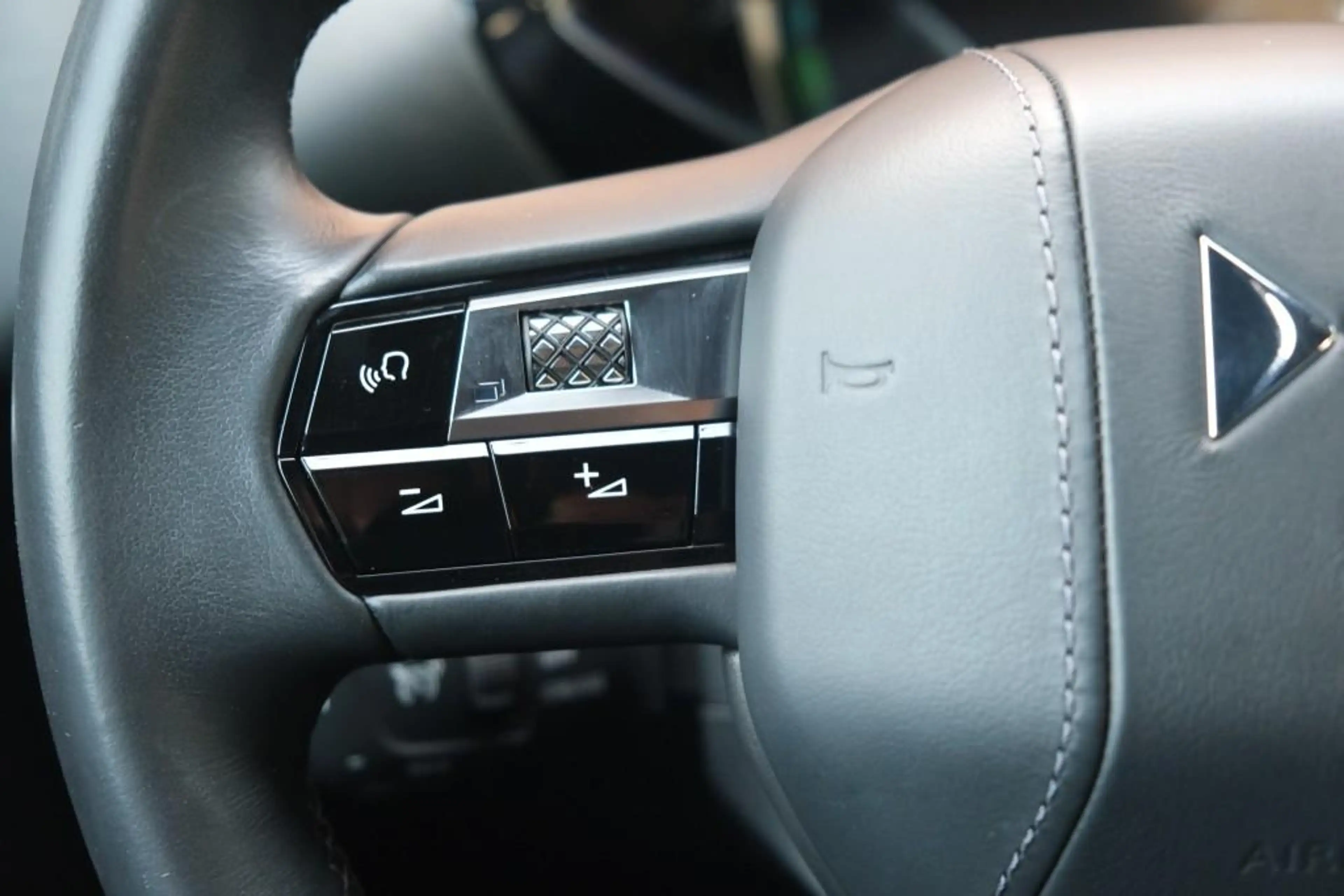 DS Automobiles DS 3 Crossback E-Tense 50 kWh La Premiere | SOH 87% | Navi | App — photo 8