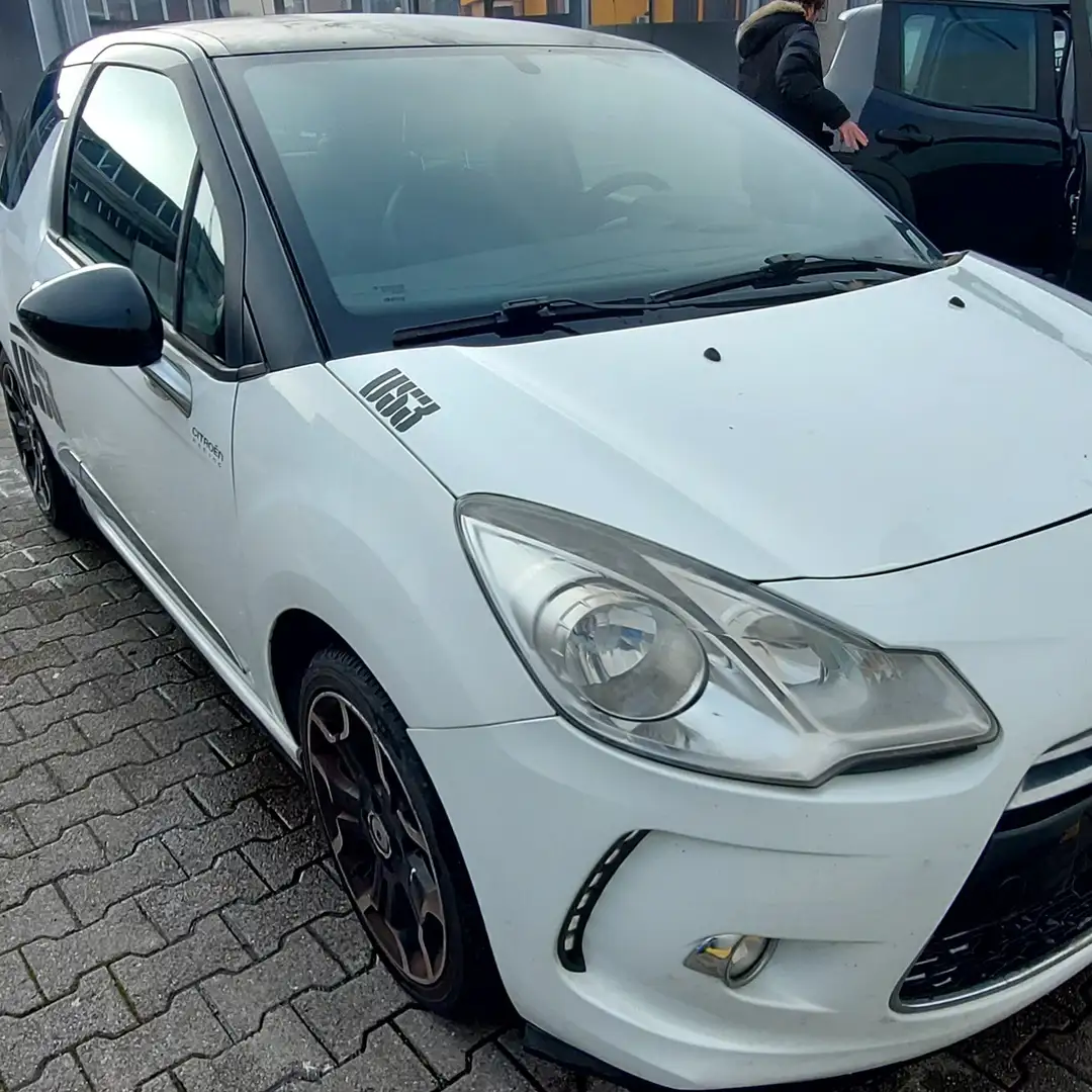 Citroen DS3 1.6 e-hdi (airdream) So Chic 90cv - 1