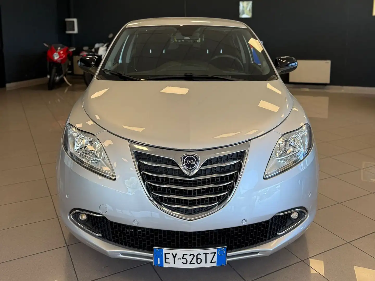 Lancia Ypsilon Ypsilon III 2011 0.9 t.air Platinum s Срібний - 2