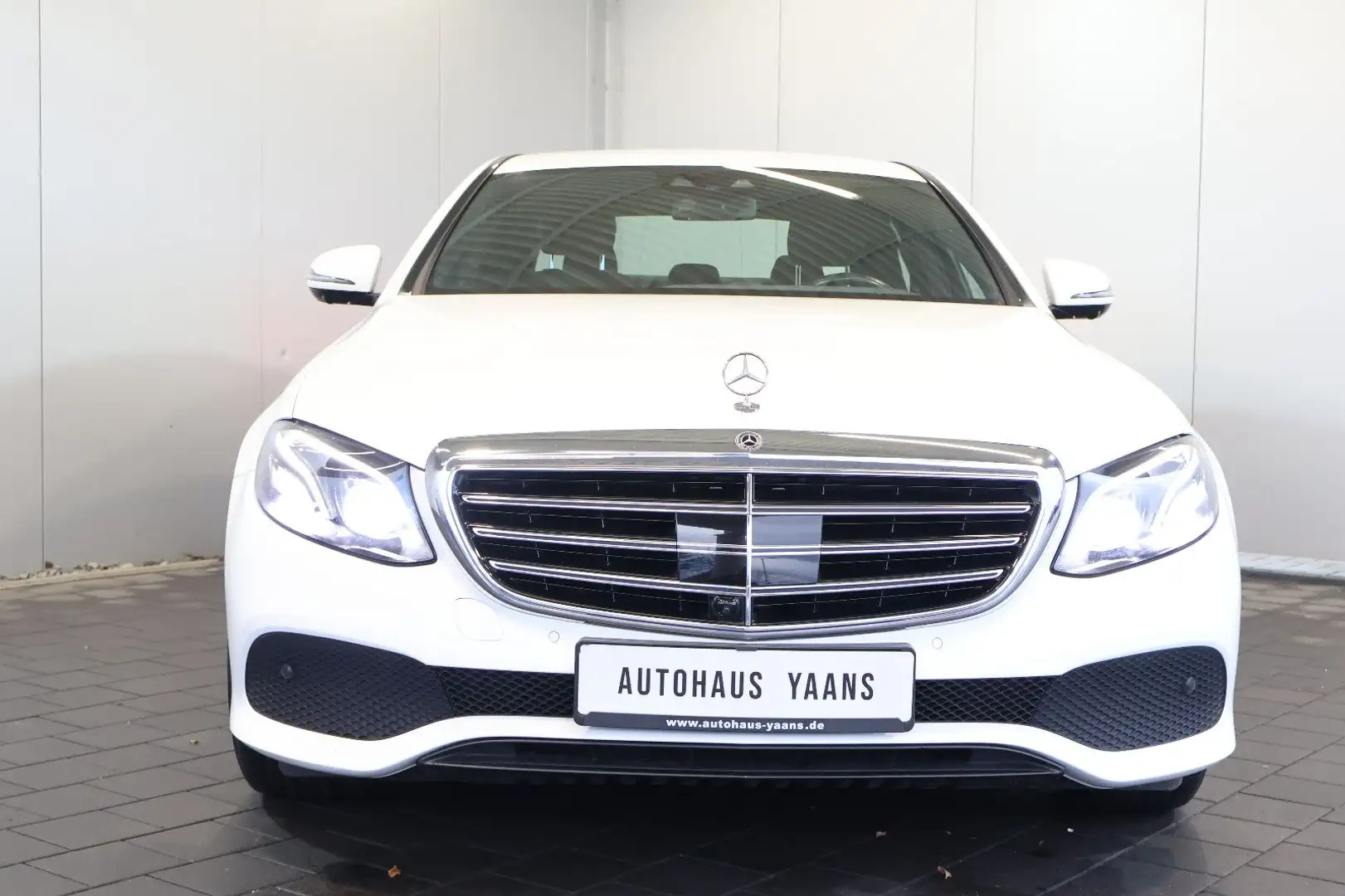 Mercedes-Benz E 200 WIDE+DISTRONIC+360°+LED+AHK+NAVI+17" Wit - 2