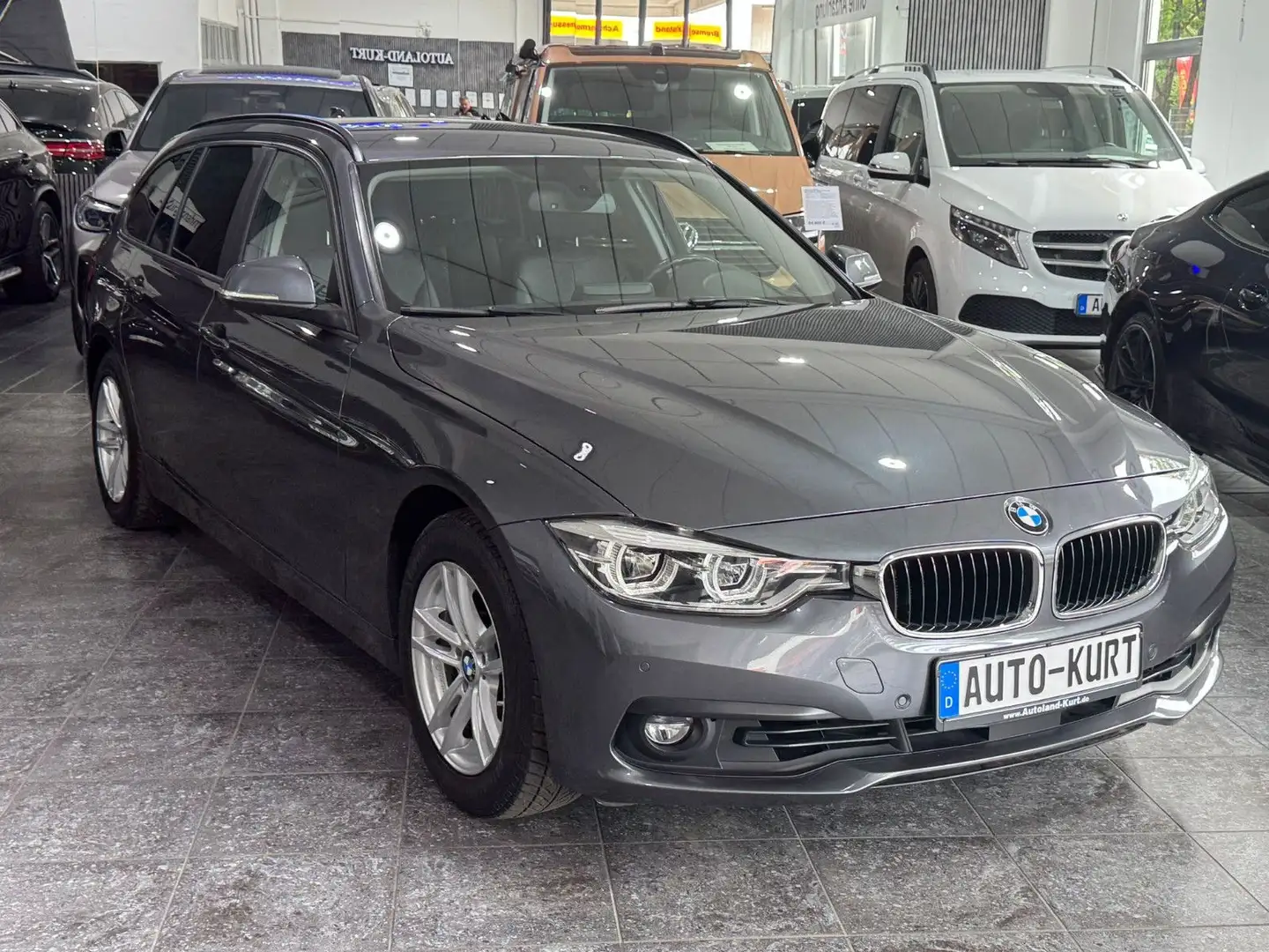 BMW 320 i Autom.*Navi*LED*AHK*Spur*toteWink*Advantage Grau - 1