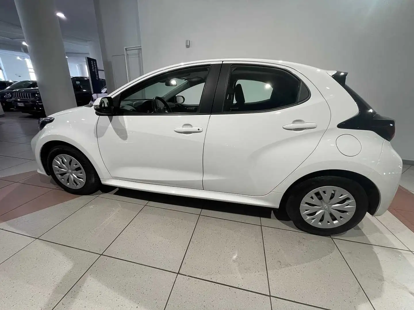 Toyota Yaris 4ª serie 1.0 5 porte Active Weiß - 2