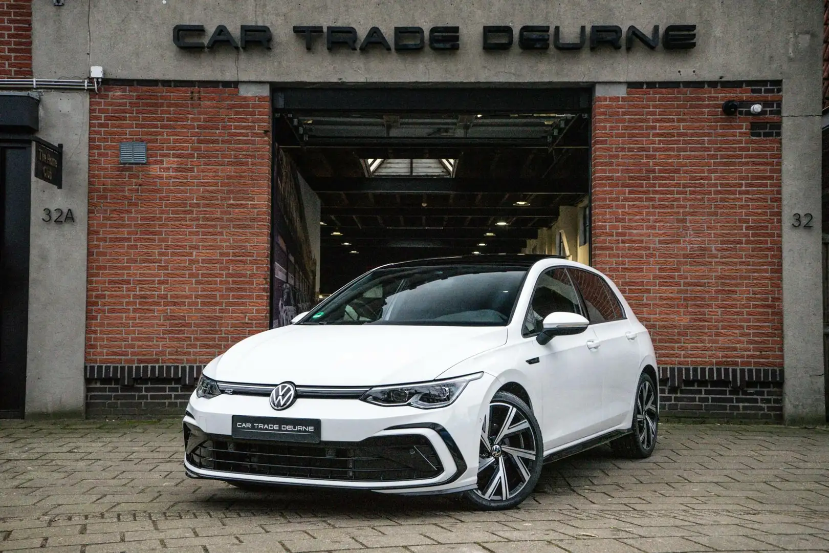 Volkswagen Golf 1.5 eTSI R-Line Pano / Camera / Sfeer - 1