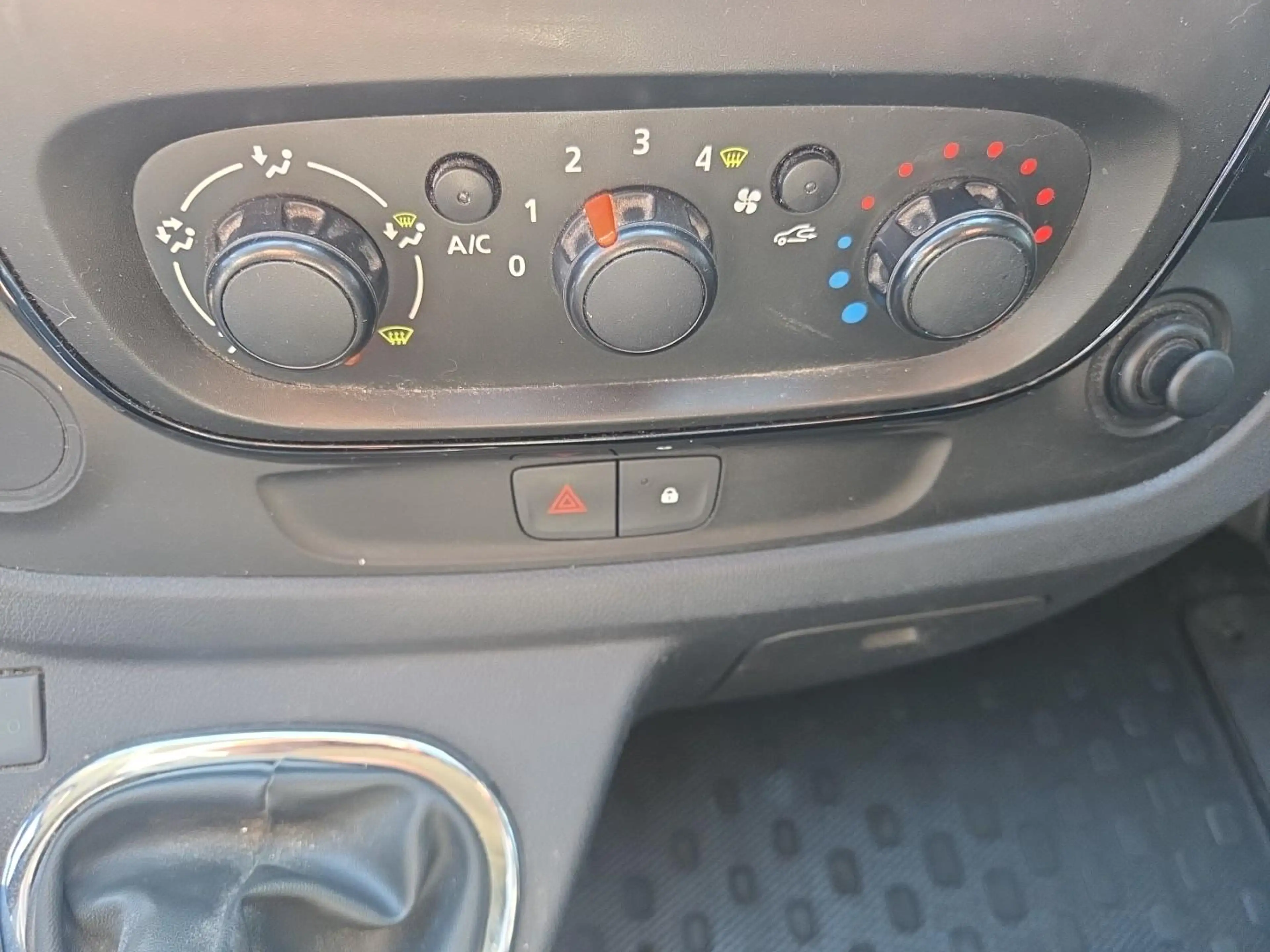 Opel Vivaro 1.6 Biturbo CDTI — photo 13