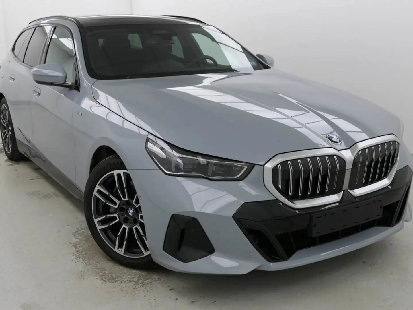 BMW 540 d xDr.M Sport HUD ACC ParkProf.B&W Standh.ahk Grau - 2