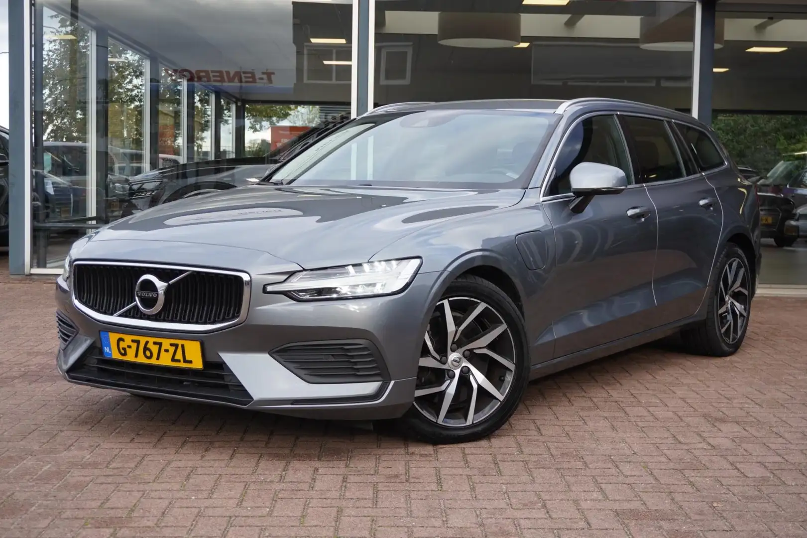 Volvo V60 2.0 T6 Twin Engine AWD Momentum Pro | Navigatie | Gris - 1