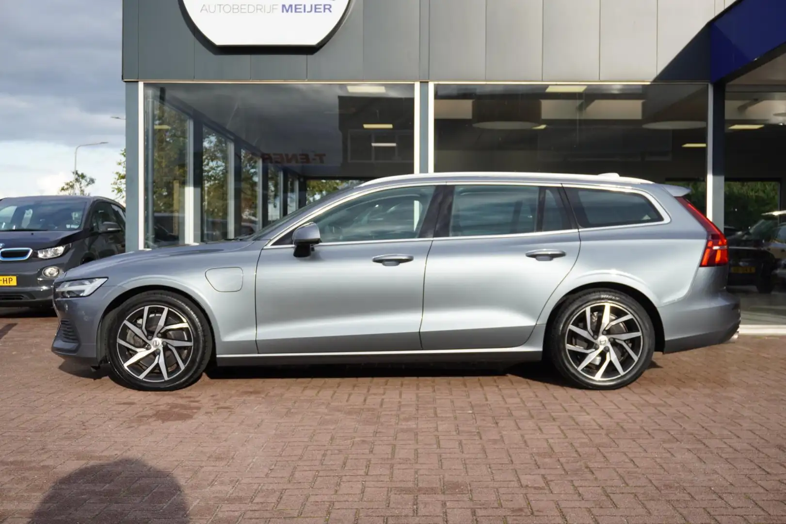 Volvo V60 2.0 T6 Twin Engine AWD Momentum Pro | Navigatie | Gris - 2