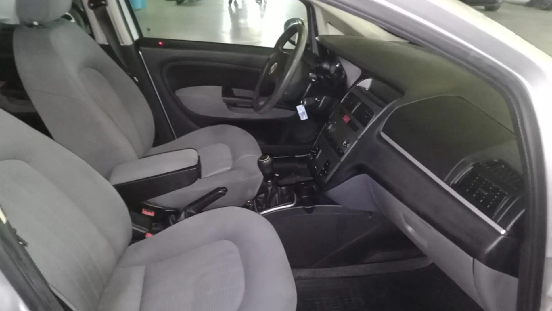 Fiat FIAT Línea Familiar  Manual de 4 Puertas Gri - 2