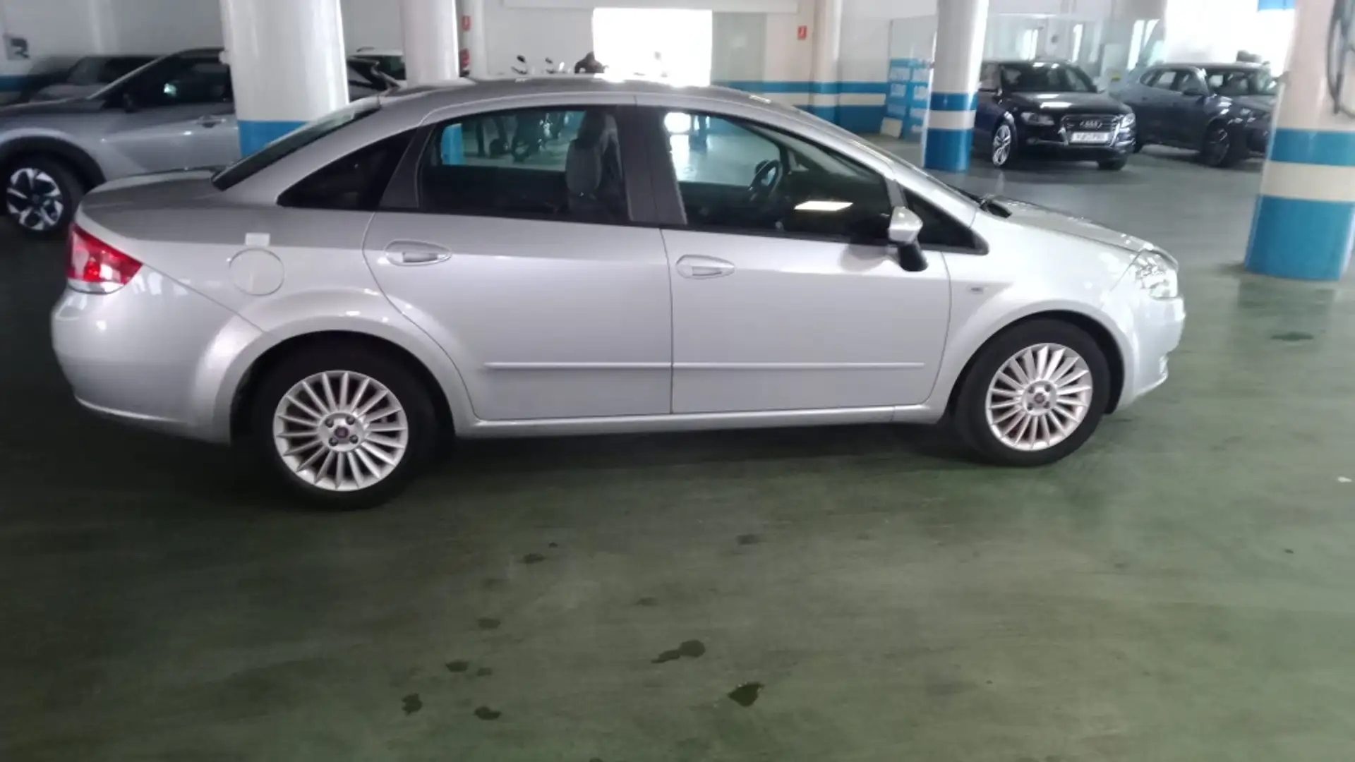 Fiat FIAT Línea Familiar Manual de 4 Puertas Gri - 1