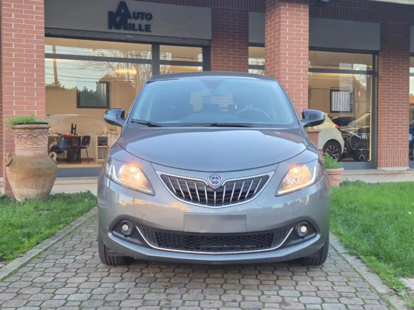 Lancia Ypsilon 1.0 firefly hybrid Gold s&s 70cv 5p.ti Grigio - 2