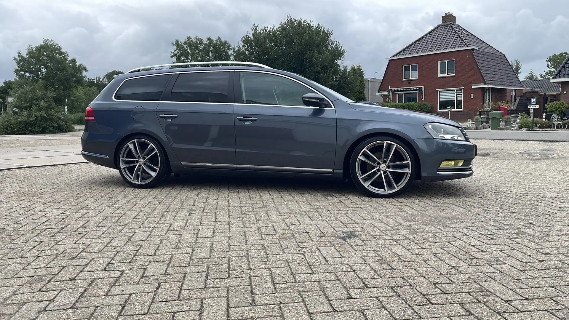 Volkswagen Passat 2.0 TDI R-line BlM Grijs - 1