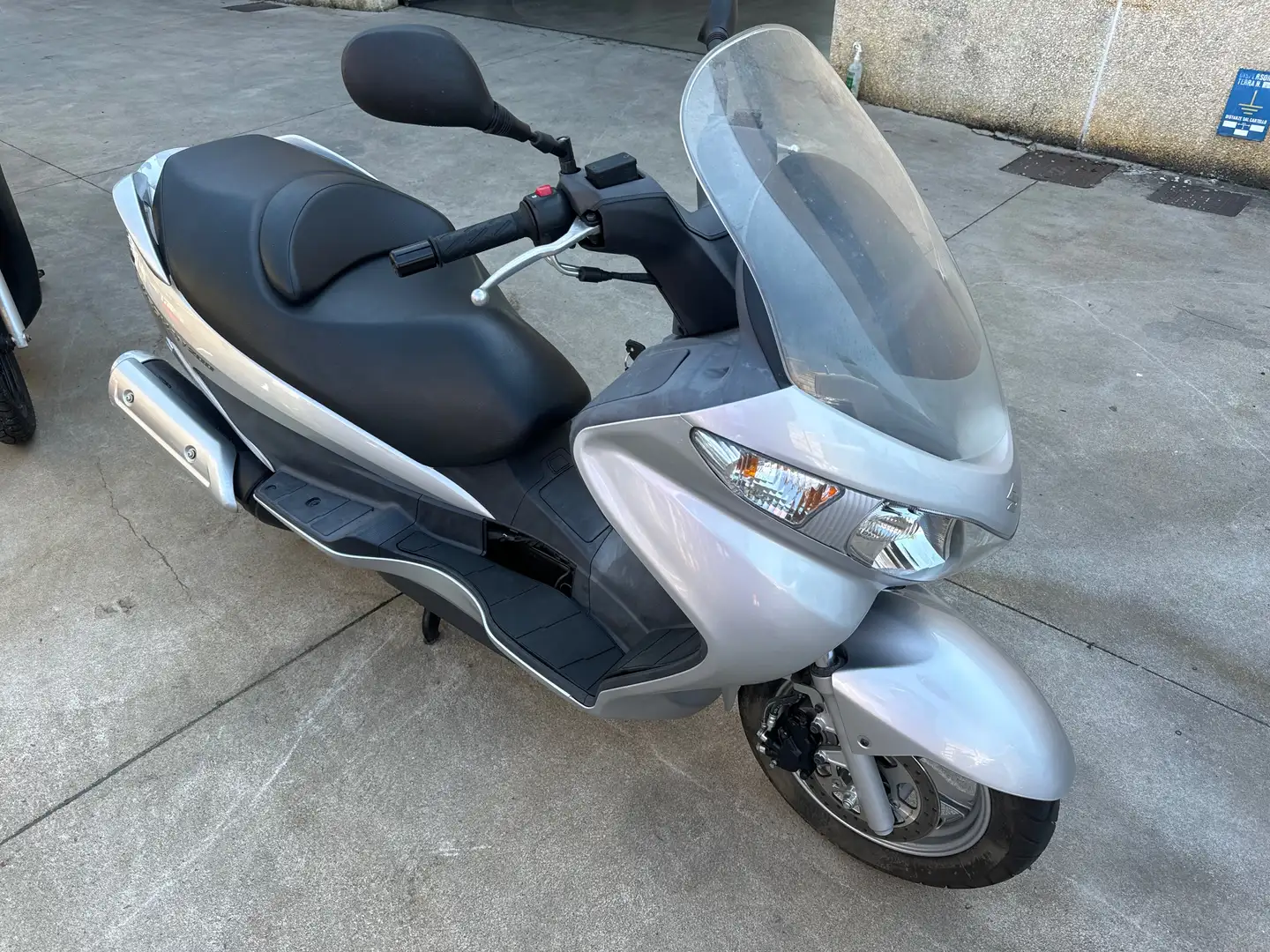 Suzuki Burgman 200 Argento - 1