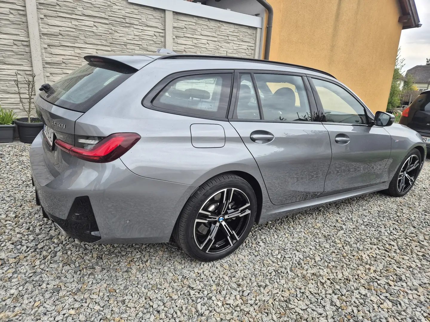 BMW 330 330i xDrive Touring Aut. Grau - 2