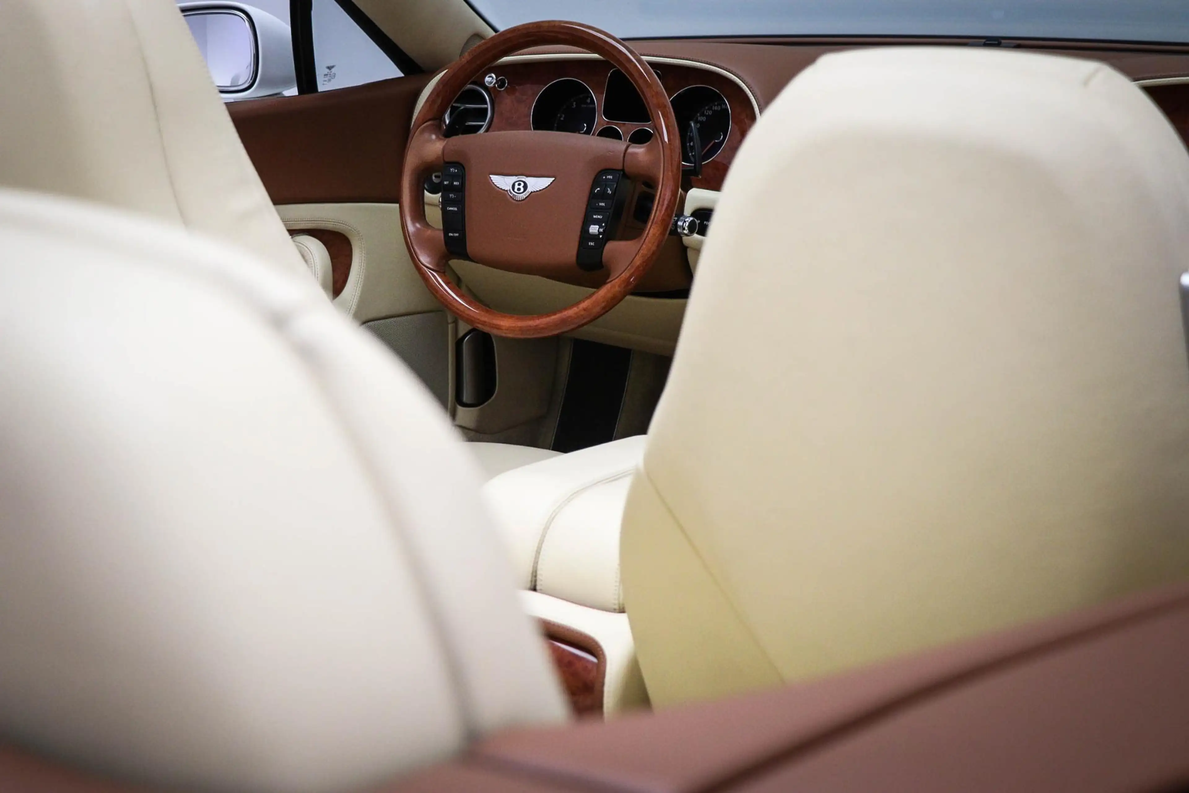 Bentley Continental GTC 6.0 W12 | HOUTAFWERKING | LEDER | STOELVERWARMING — photo 5