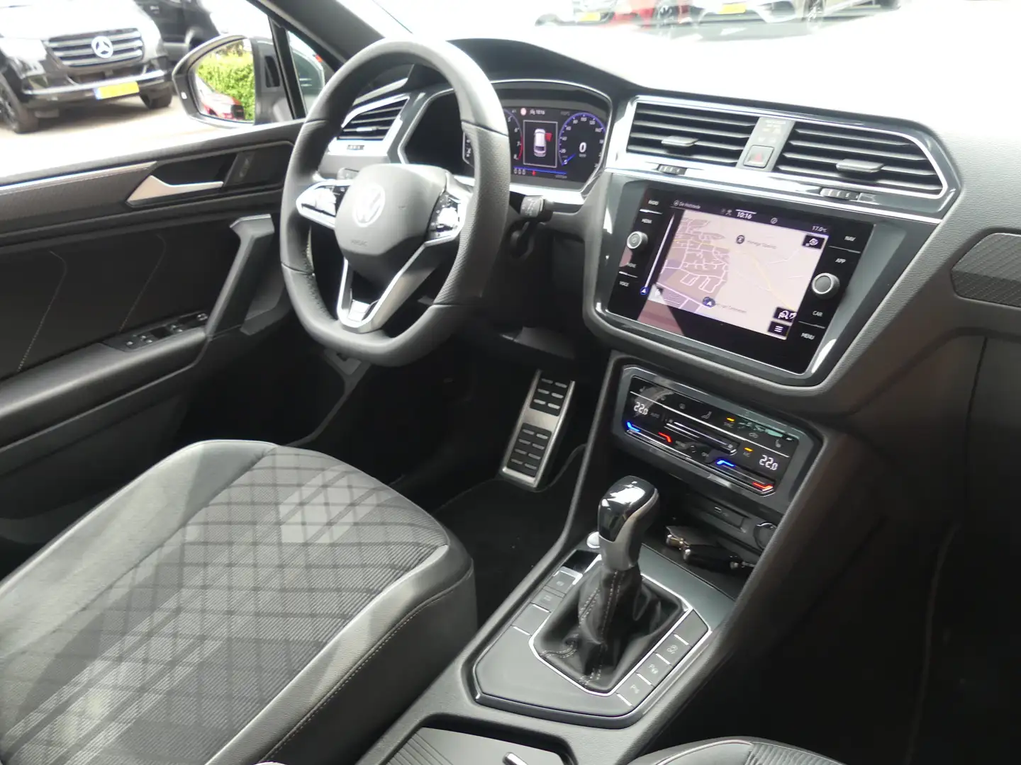 Volkswagen Tiguan 1.5 TSI R-Line Business+ Grijs - 2