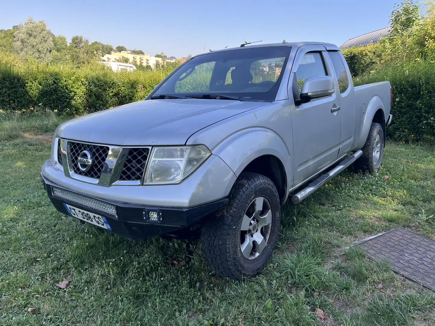 Nissan Navara 2.5 dCi 171 ch King Cab LE - 1