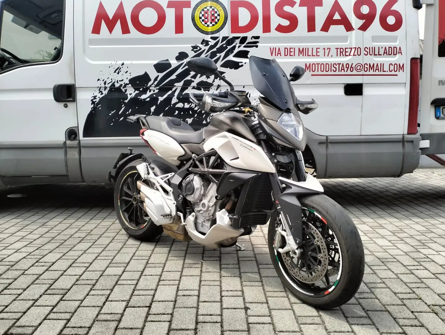 MV Agusta Stradale 800 Gris - 2