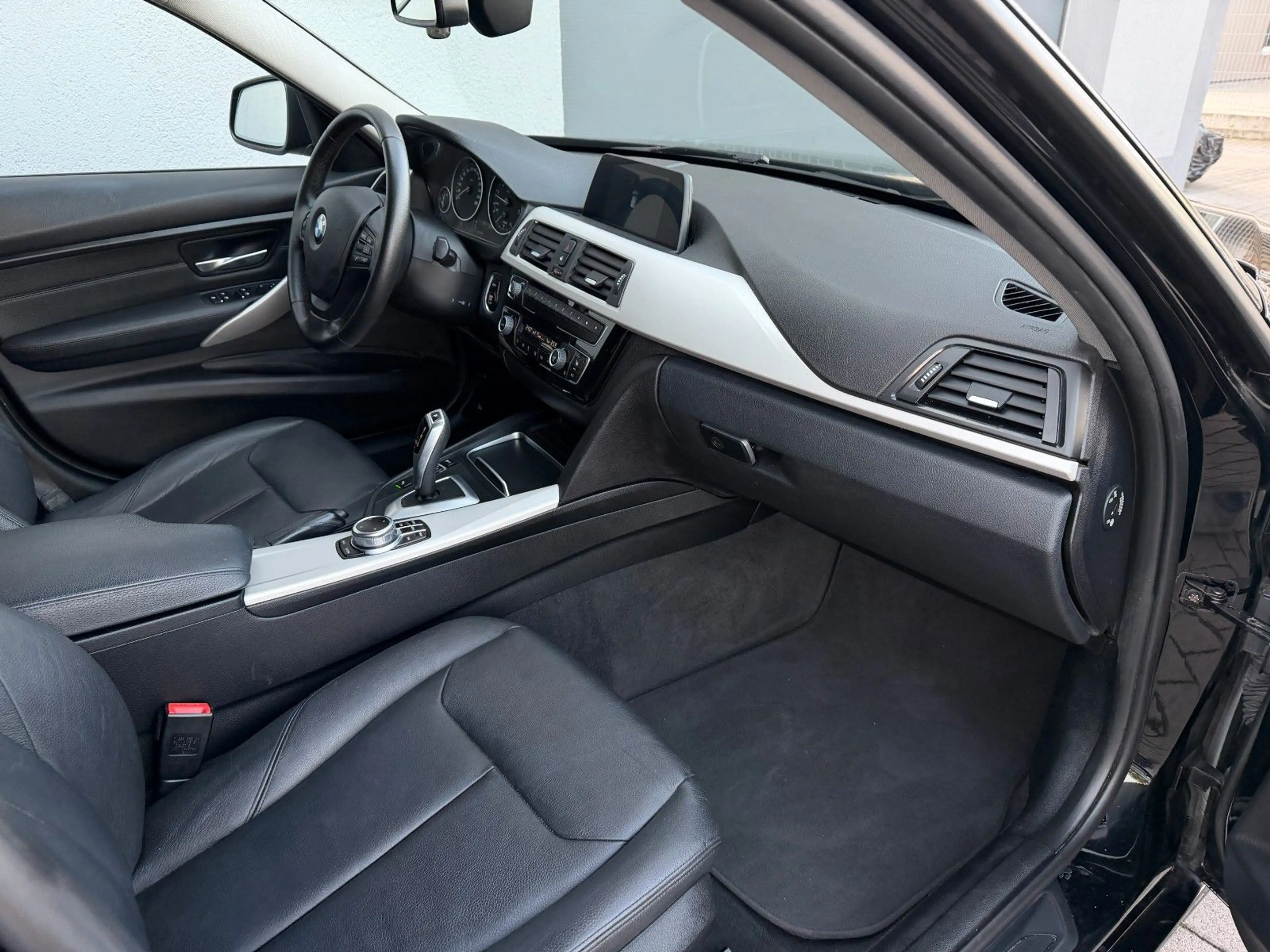 BMW 320 i Touring  Advantage*Leder*LED-Scheinwerfer* — photo 9