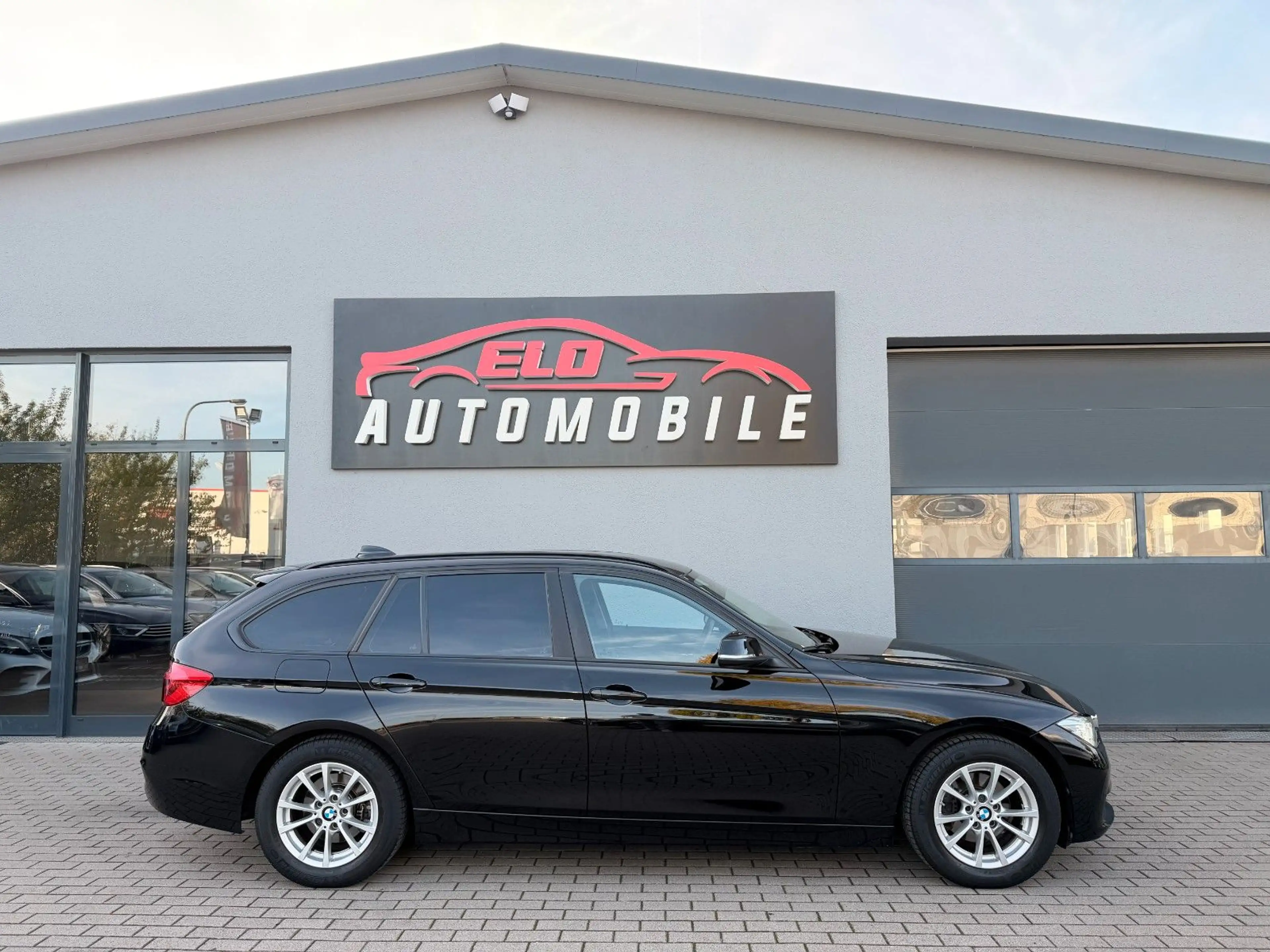 BMW 320 i Touring  Advantage*Leder*LED-Scheinwerfer* — photo 2