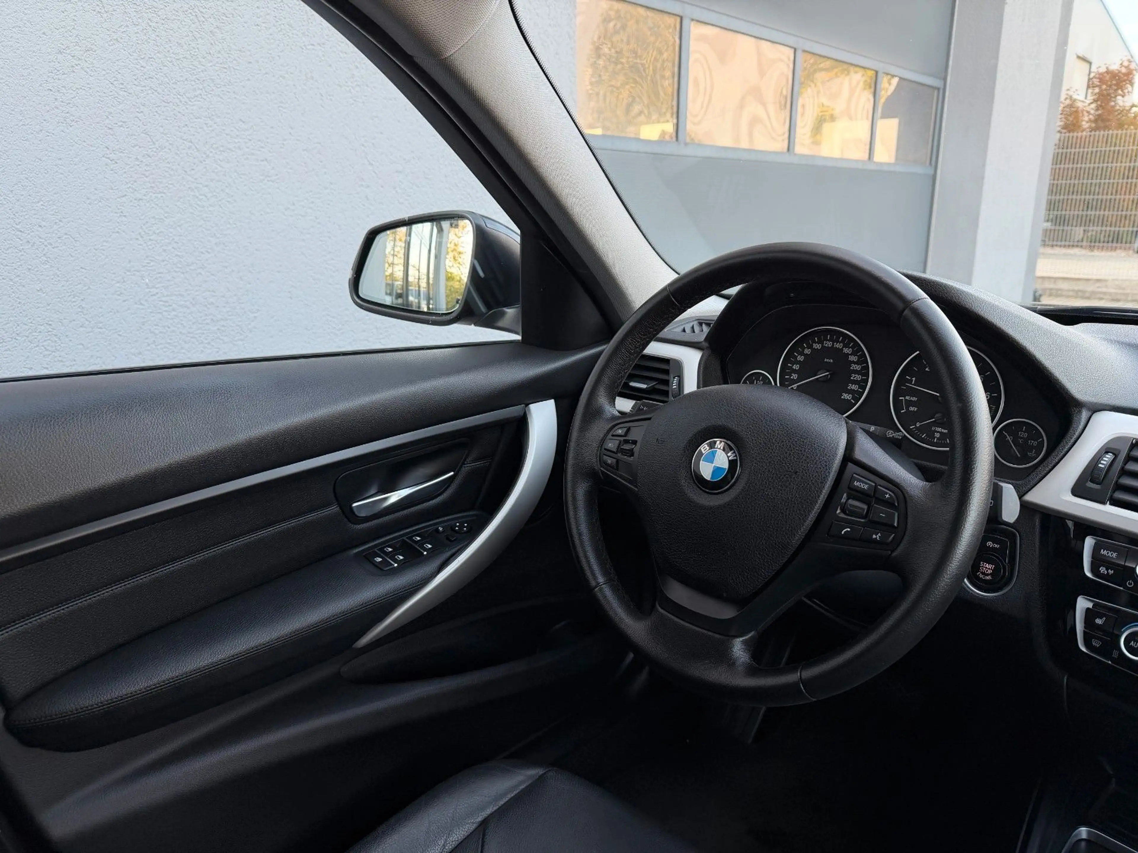 BMW 320 i Touring  Advantage*Leder*LED-Scheinwerfer* — photo 14