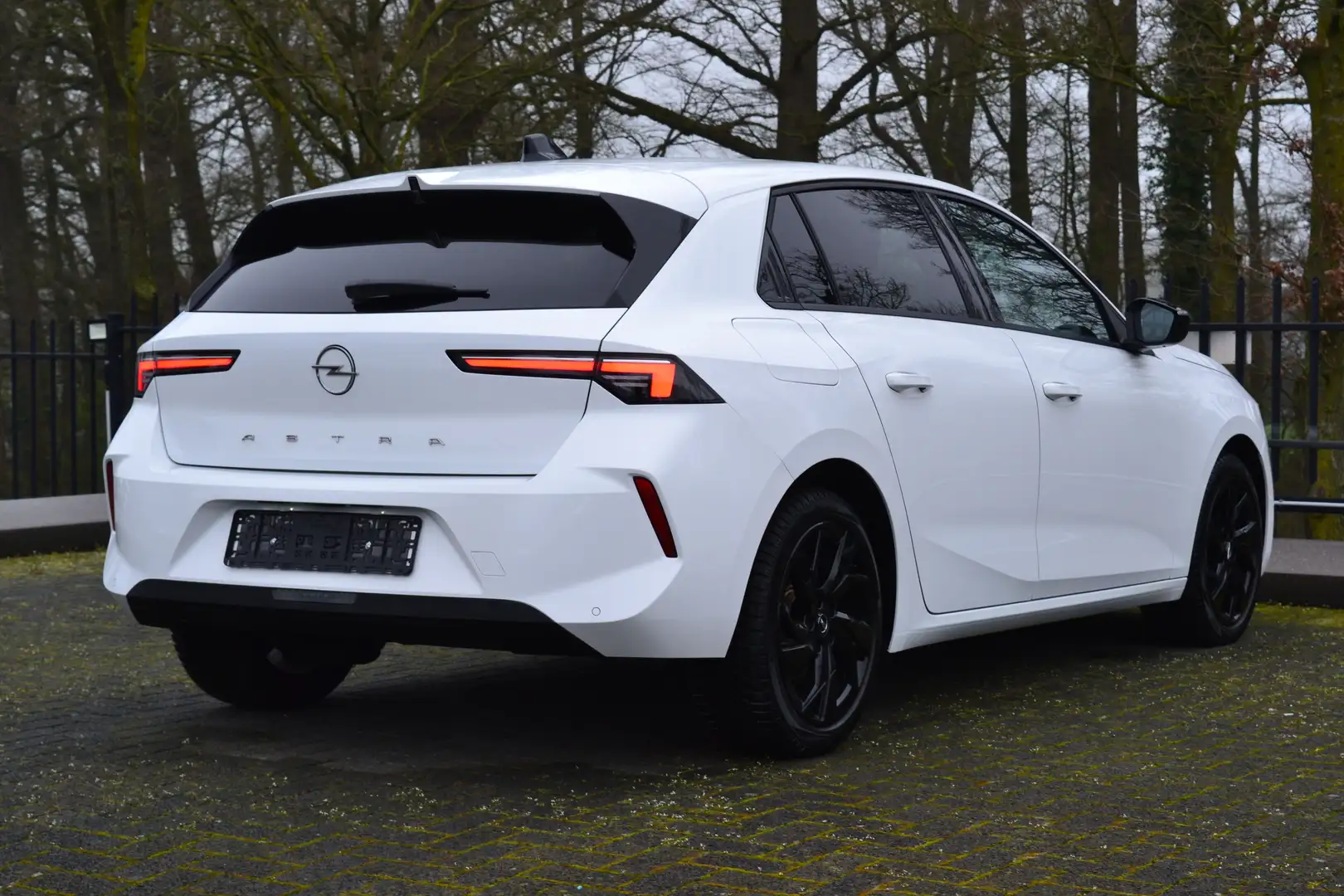 Opel Astra 1.2 Turbo Enjoy White - 2