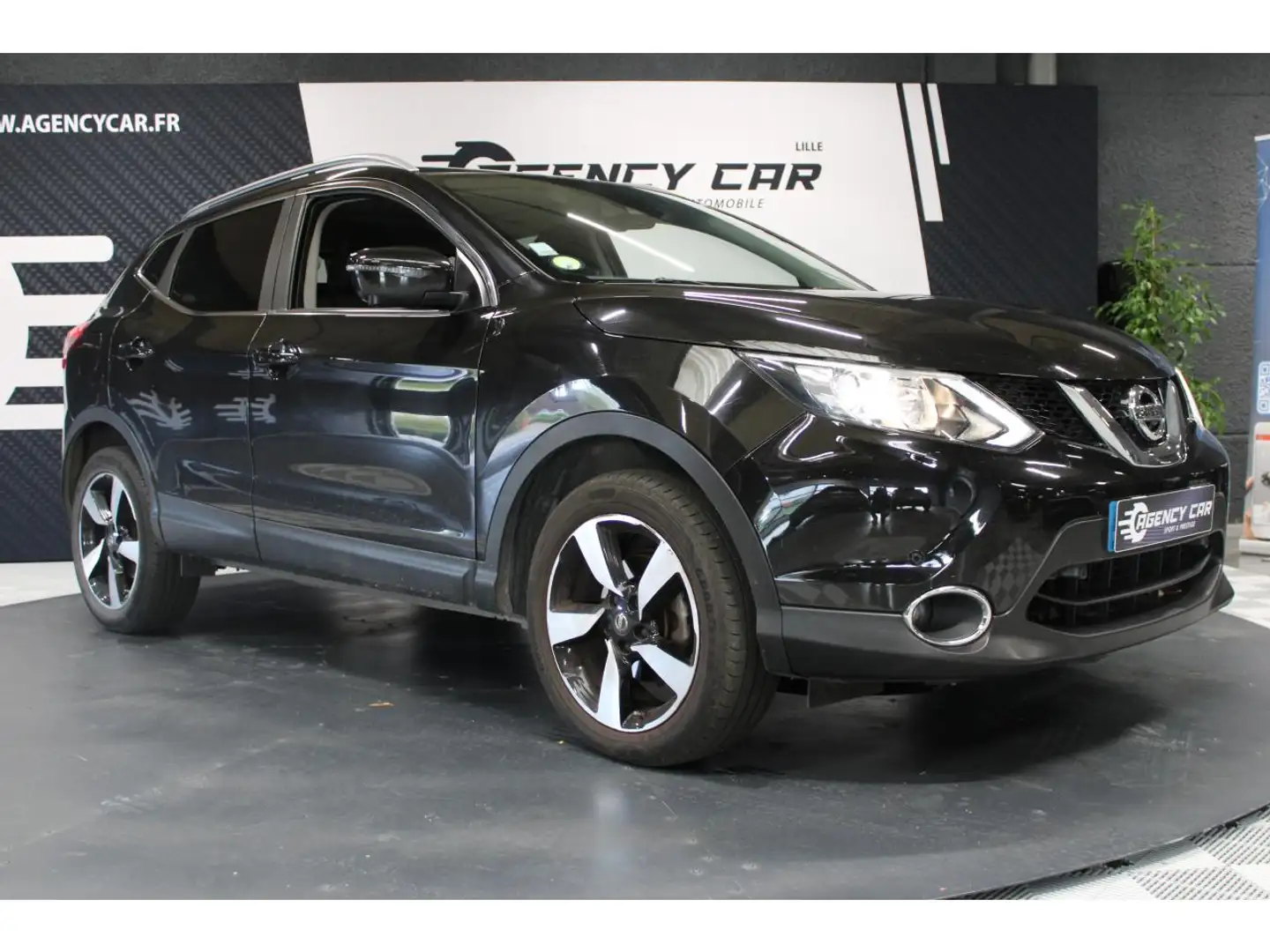 Nissan Qashqai 1.6 dCi 130 Connect 1ère main Suivi complet Aucun frais Toit Panoramique Noir - 2