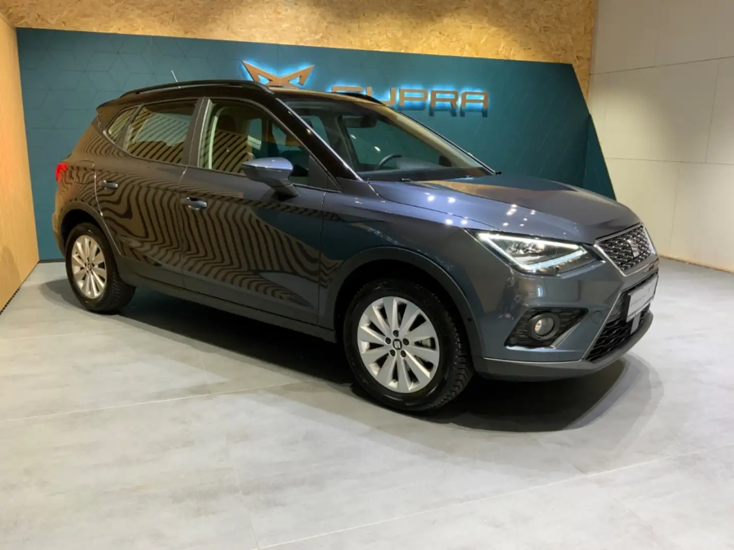 SEAT Arona Style 1.0TSI 6-Gang+AHK +Kamera+DAB Gris - 2
