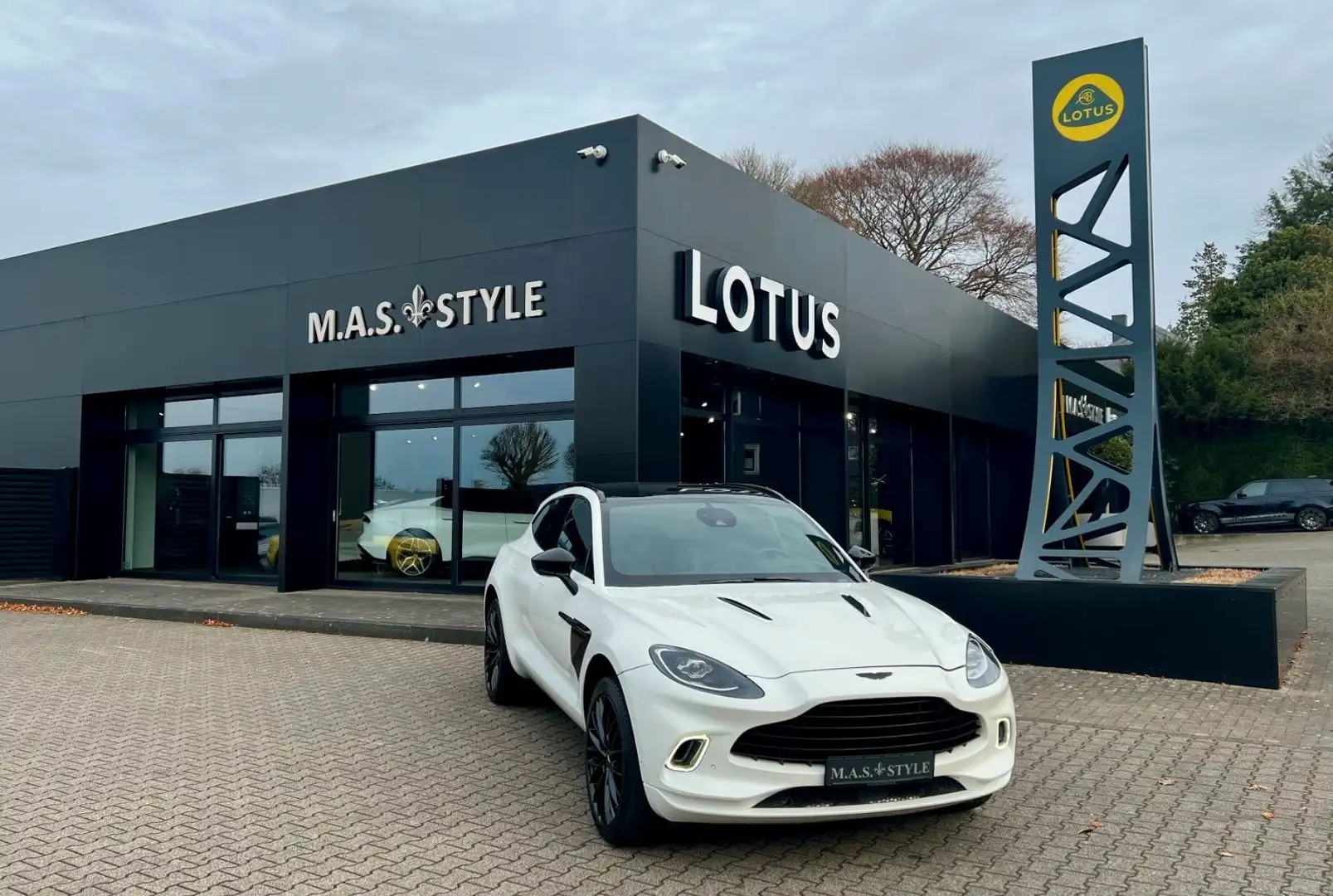 Aston Martin DBX 4.0 V8 Panorama Anhängerkupplung Weiß - 1