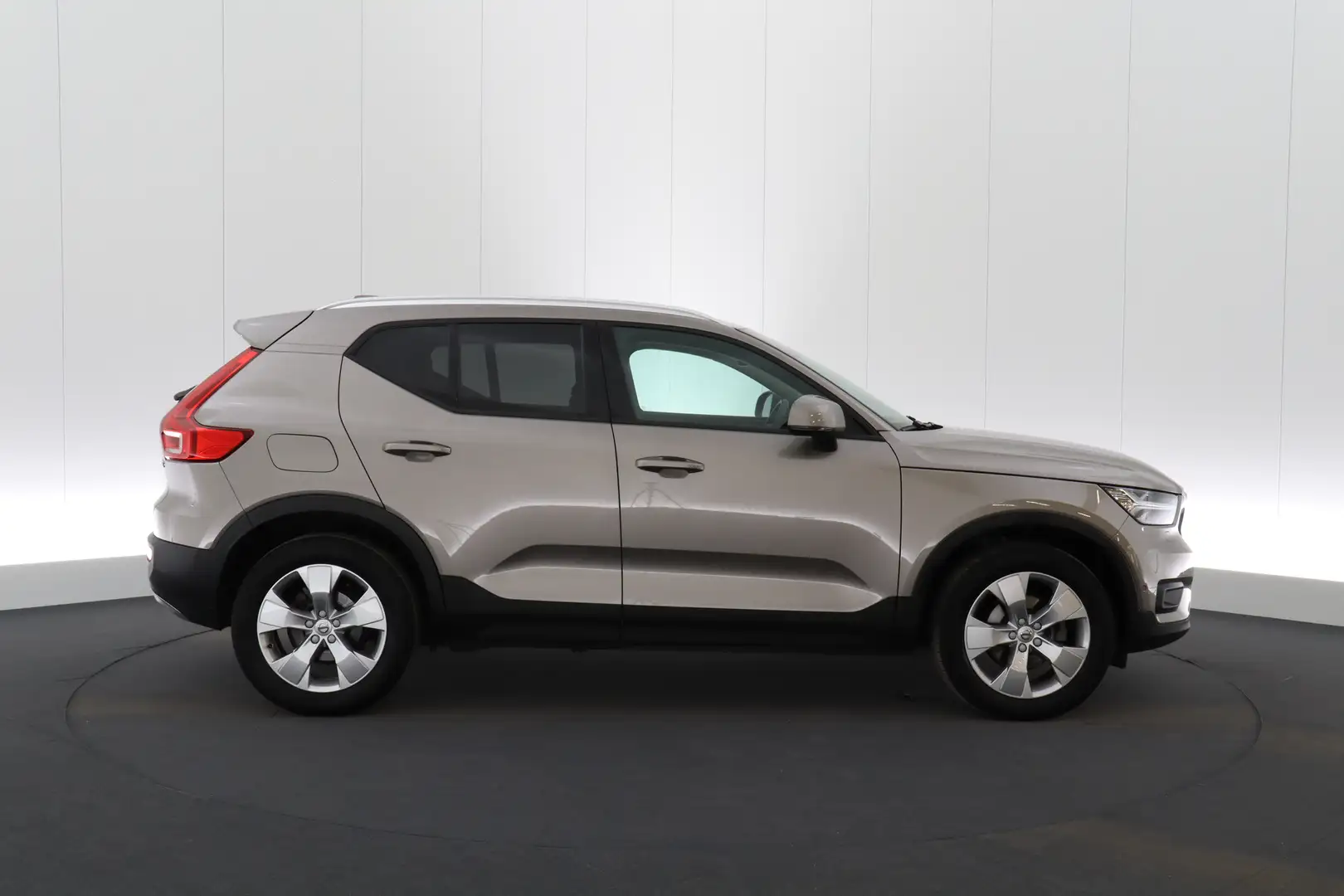 Volvo XC40 1.5 T2 Geartr. Momentum Pro LEDER/CUIR LED GPS PDC Gold - 2
