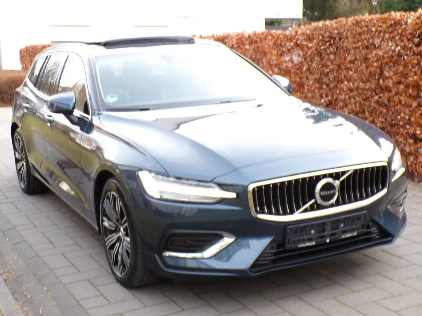 Volvo V60 "Plus Bright"Pano/Memory/Leder/Kam/ACC/H&K Blau - 2