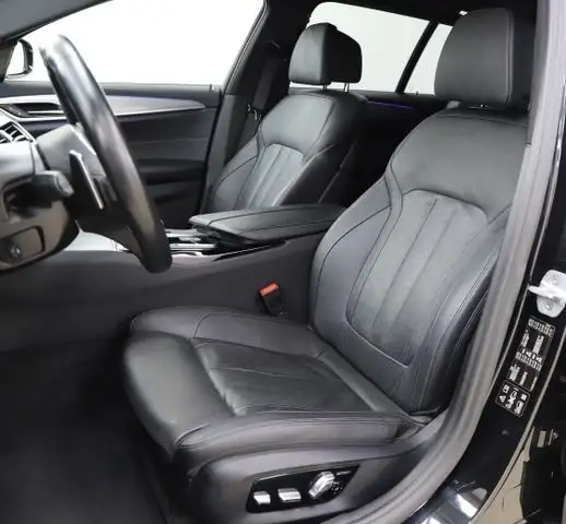 BMW 5 Series view 10
