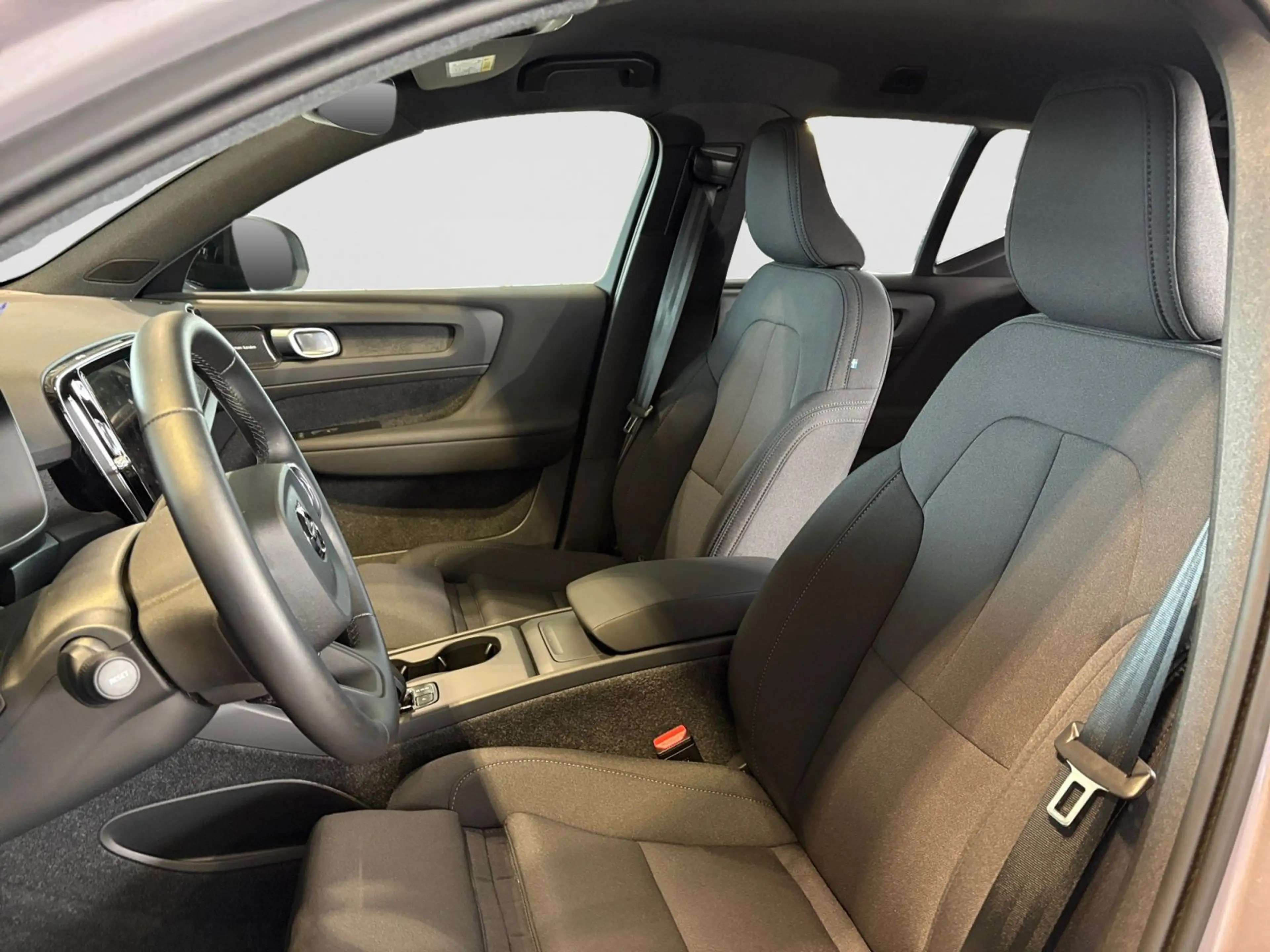 Volvo EX40 EX 40 Twin Motor AWD Plus Dark — photo 11