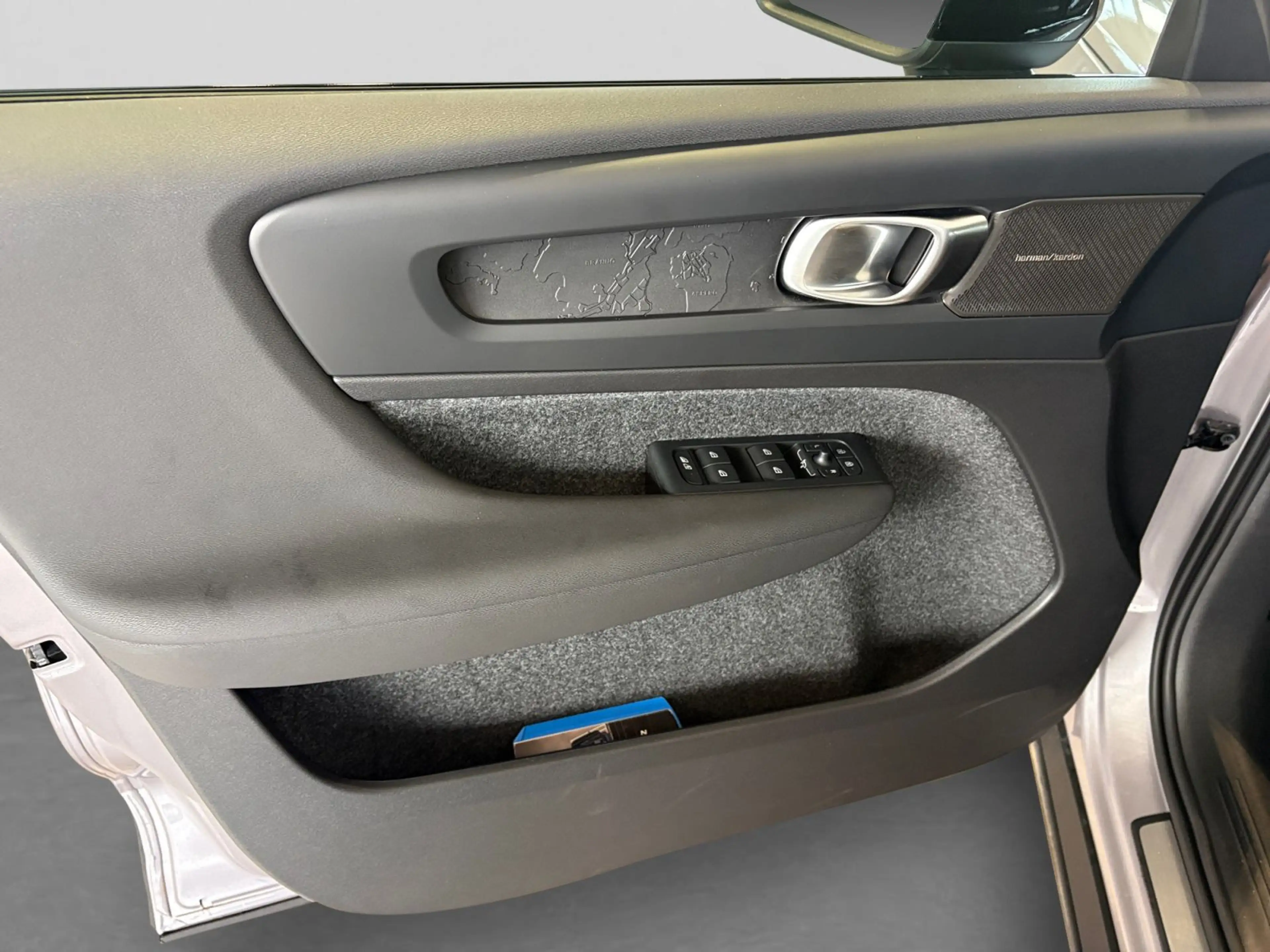 Volvo EX40 EX 40 Twin Motor AWD Plus Dark — photo 10