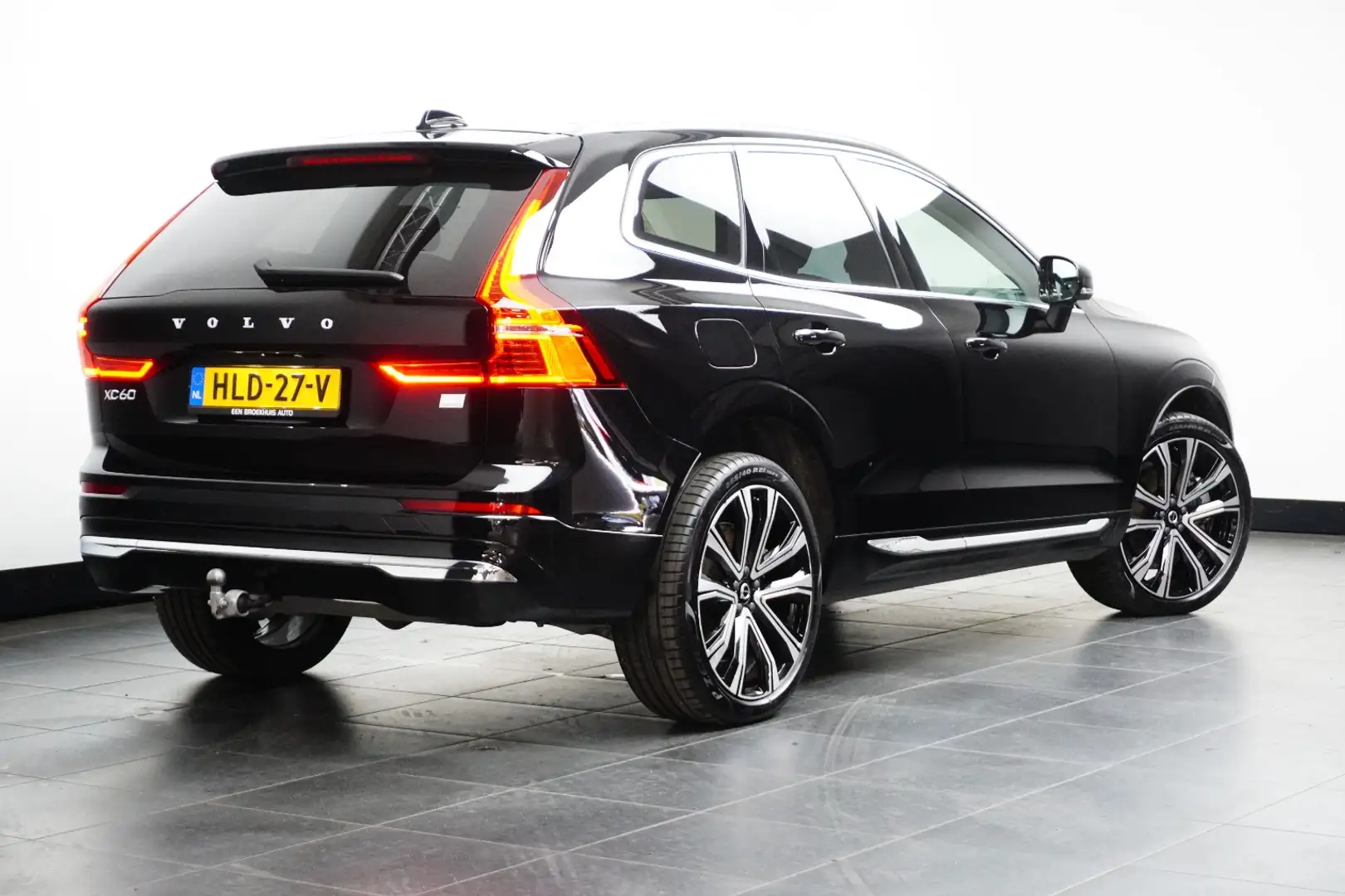 Volvo XC60 2.0 T6 Plug-in hybrid AWD Plus Bright | Panoramada Zwart - 2