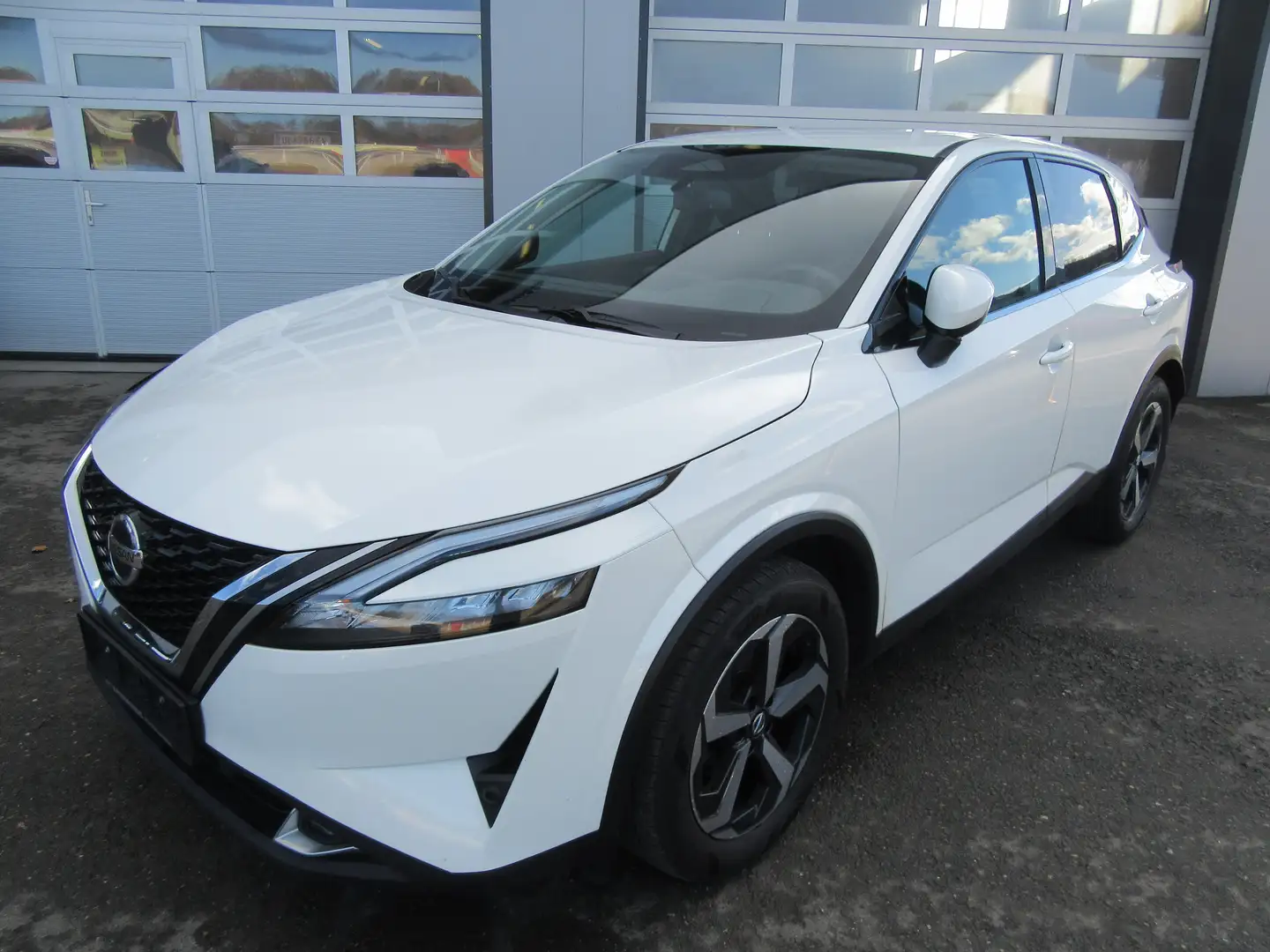 Nissan Qashqai 1,3 DIG-T MHEV 4x4 N-Connecta Automatik Weiß - 1