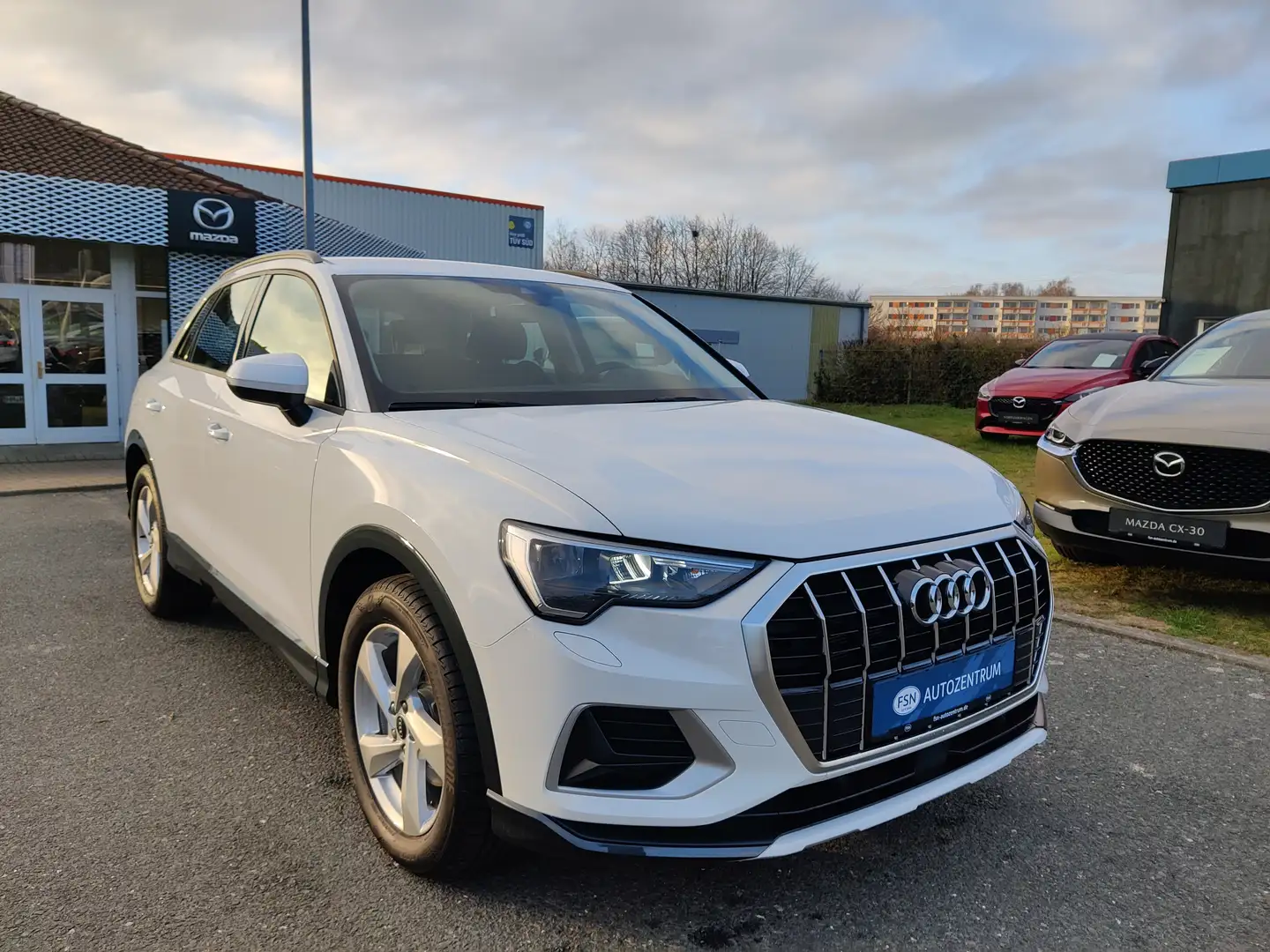 Audi Q3 35 1.5 TFSI advanced LED AHK StdHeiz Weiß - 2