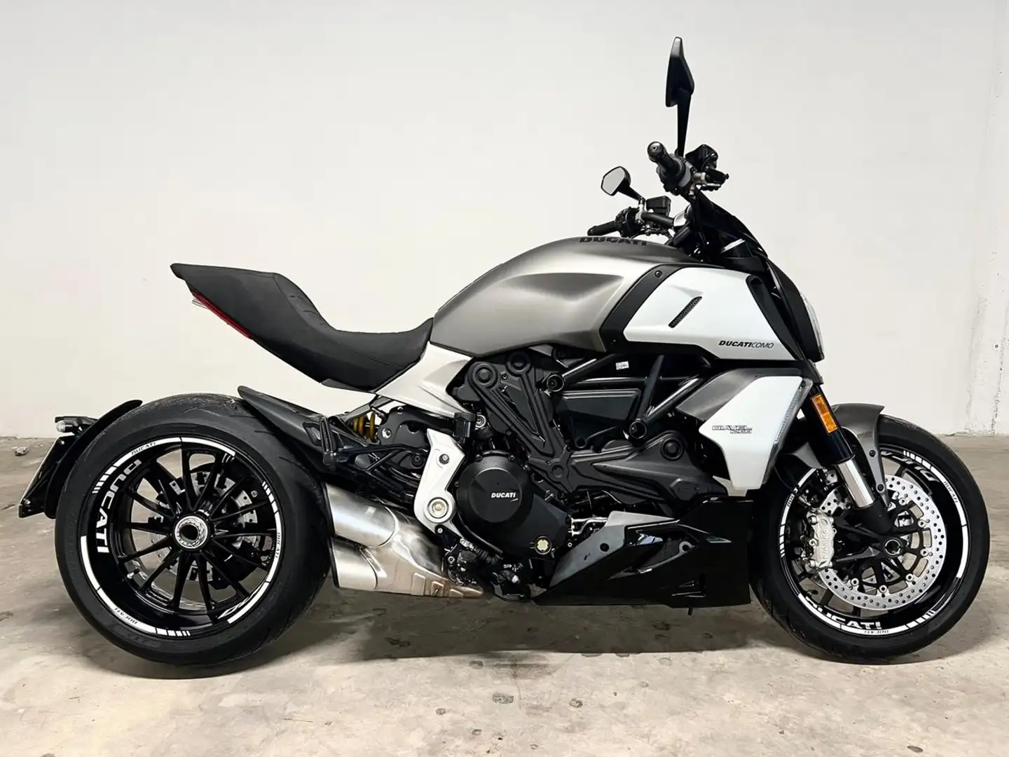 Ducati Diavel 1260 Gris - 1