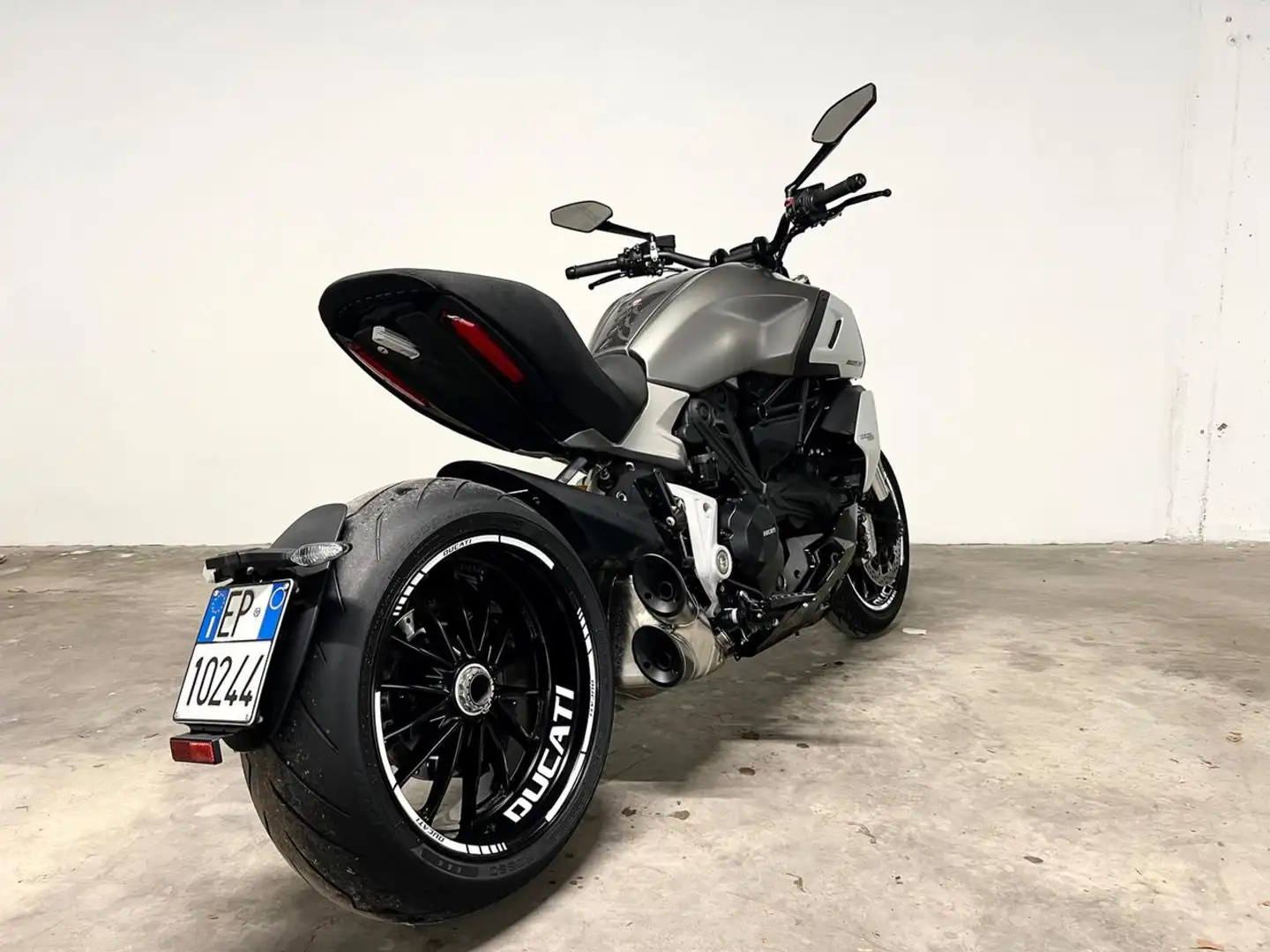 Ducati Diavel 1260 Gris - 2