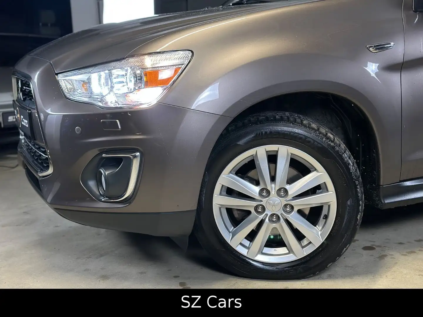 Mitsubishi ASX Intense 4WD*PANO*KAM*PDC*2.HAND Hnědá - 2