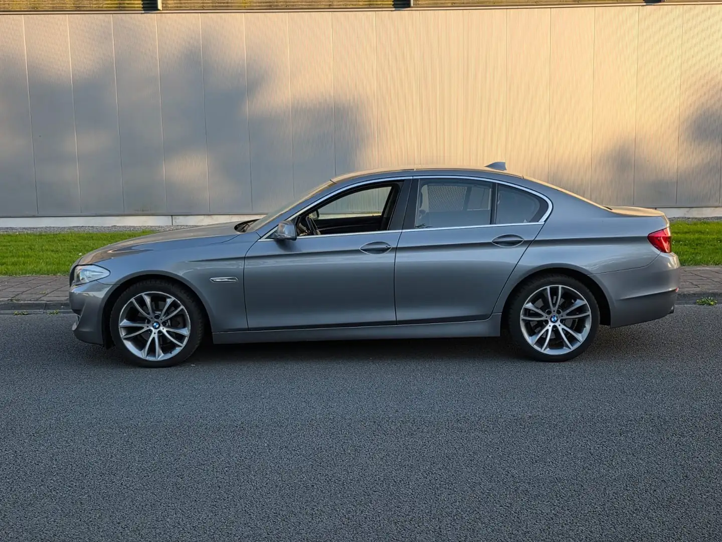 BMW 523 Executive Grijs - 2