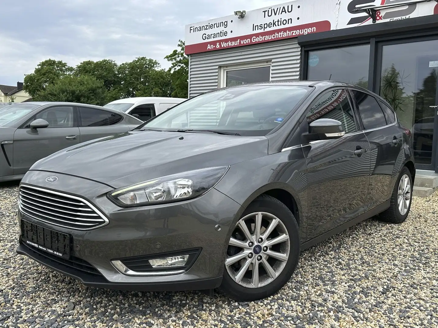 Ford Focus Lim. Titanium/1.HD/TEMPO./NAVI/W.PAKET/AHK Grau - 1