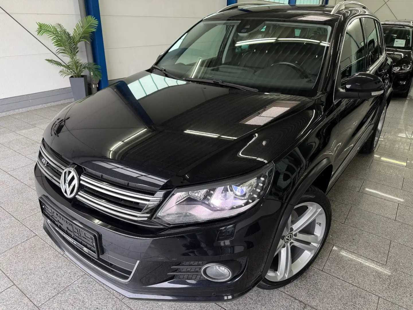 Volkswagen Tiguan 2.0 TDI*R-LINE*4MOT*KAMR*PANO*BI-XN*STDHZ Schwarz - 1