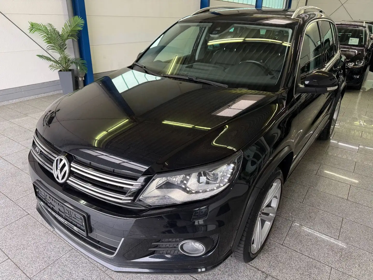 Volkswagen Tiguan 2.0 TDI*R-LINE*4MOT*KAMR*PANO*BI-XN*STDHZ Schwarz - 2