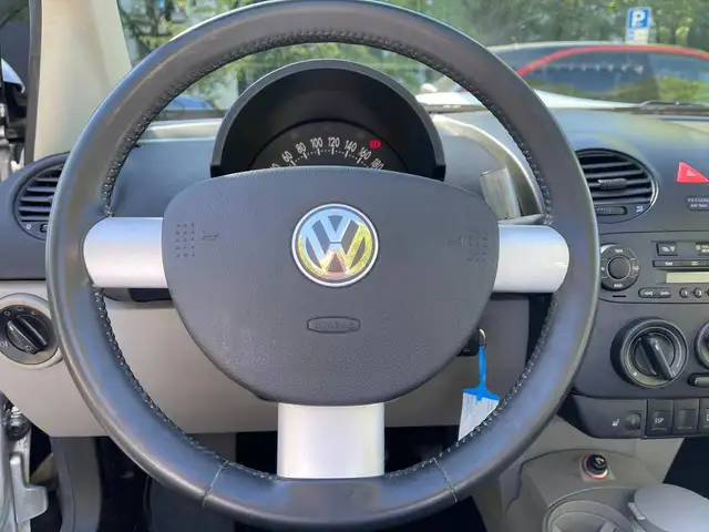 Volkswagen New Beetle view 11