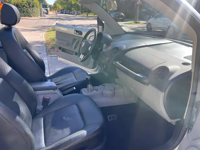 Volkswagen New Beetle view 14