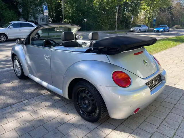 Volkswagen New Beetle view 3